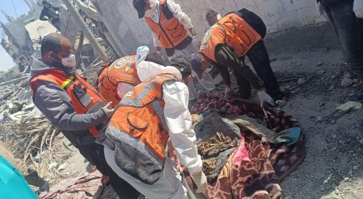 الدفاع المدني ينتشل شهداء في غزة