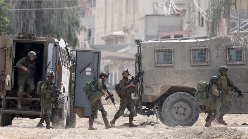 حالات اختناق بالغاز السام عقب اقتحام قوات الإحتلال لمقام يوسف بخان يونس