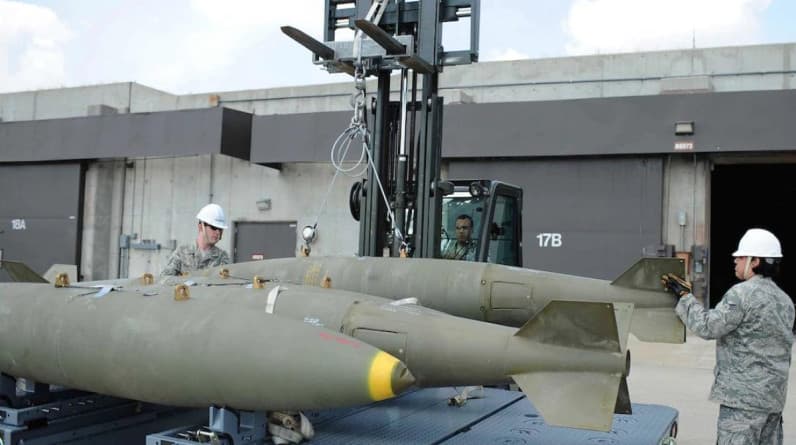 أكبر جسر جوي..وصول شحنة قنابل ثقيلة أمريكية من طراز MK-84 إلى (إسرائيل)
