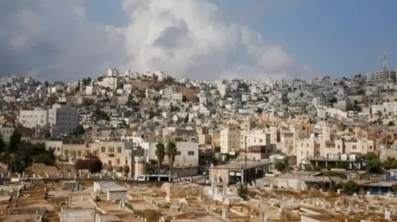 نجيب ساويرس مدافعًا عن محمد رمضان: ده اتصوَّر مع مُزَّة إسرائيلية.. معقول هيقولها وريني باسبورك؟