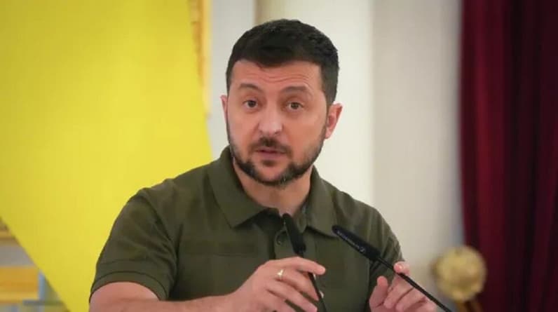 زيلينسكي يعتمد ميدالية جديدة بتصميم يشبه الصليب المعقوف