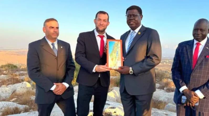 وزير خارجية جنوب السودان يعلن من مستوطنات الضفة الغربية دعم بلاده للإحتلال الإسرائيلي