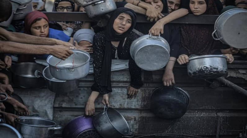 اسماعيل جمعه الريماوي يكتب: غزة تموت جوعًا وتحت القصف... والسلطة ترقص على أنقاض التسوية