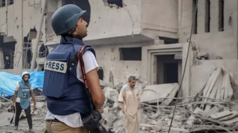 100 صحفي ومراسل يطالبون بدخول قطاع غزة لنقل الحقيقة
