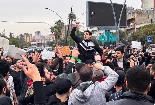 محتجون علويون يطالبون بنظام سياسي لا مركزي في سوريا والإفراج عن رجال يقولون إن السلطات الجديدة في البلاد اعتقلتهم ظلما باللاذقية يوم الثلاثاء. صورة لرويترز
