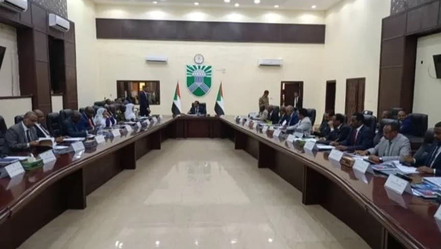مجلس الوزراء السوداني خلال أول اجتماع له في الخرطوم برئاسة كامل إدريس 26 أغسطس 2025 - وكالة السودان للأنباء "سونا"