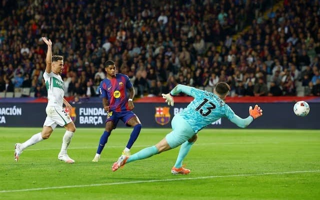 ماركوس راشفورد يحرز هدف برشلونة الثالث في مرمى إلتشي - رويترز