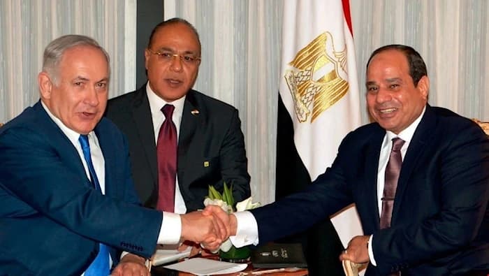 الرئيس المصري السيسي يصافح رئيس وزراء الاحتلال نتنياهو في لقاء سابق - أرشيفية