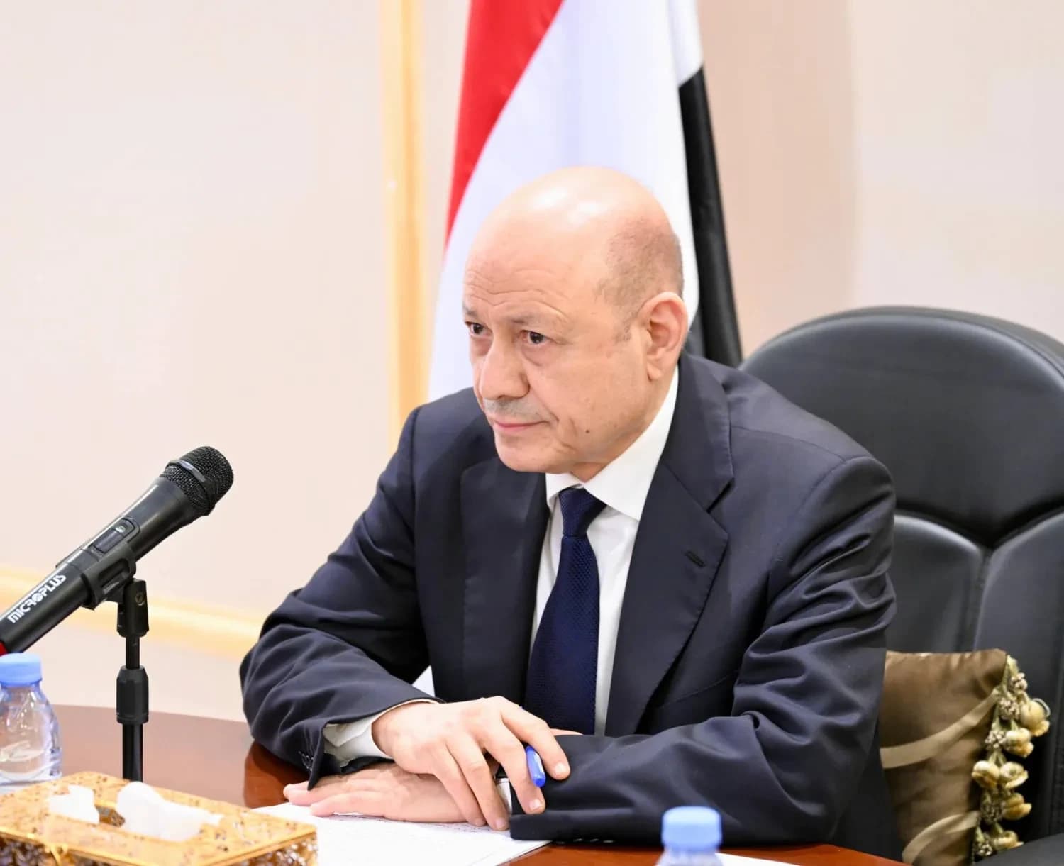 العليمي أعلن الطوارئ ودعا القوات الإماراتية ومنسوبيها إلى مغادرة اليمن خلال 24 ساعة