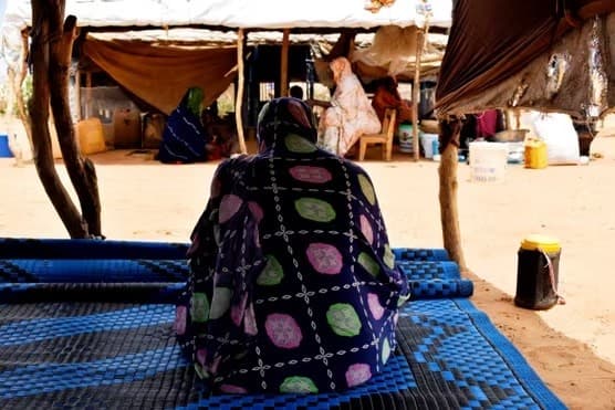 امرأة أدلت بشهادتها بشأن العنف الجنسي في مالي، في مخيم مبيرا للاجئين في موريتانيا، في أغسطس 2025. لوموند