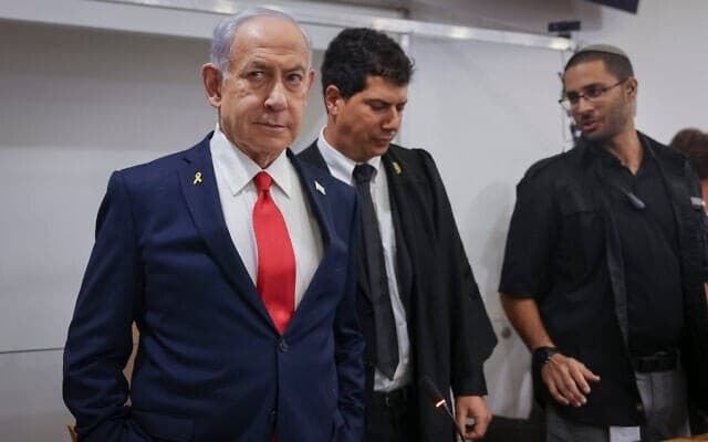 نتنياهو يصل إلى محكمة تل أبيب الجزئية لحضور جلسة في محاكمته بتهم الفساد، 28 أكتوبر 2025.