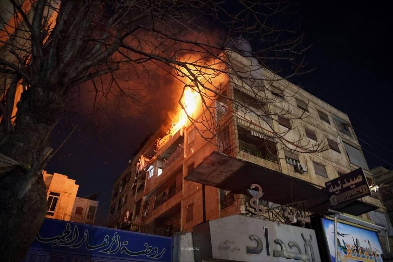 حريق شب في أحد المباني جراء اشتباكات بين قوات الجيش السوري و«قوات سوريا الديمقراطية» في حلب الواقعة شمال البلاد (سانا)