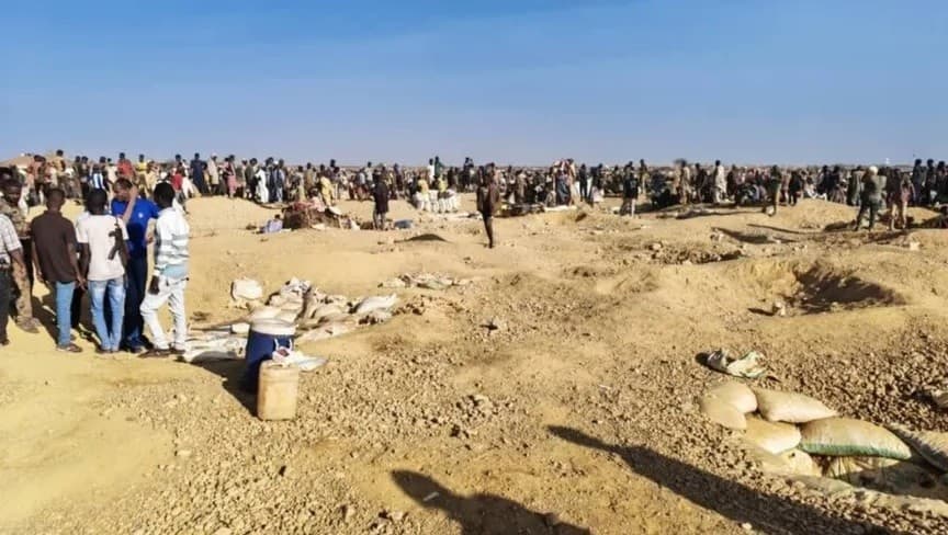 عشرات الأشخاص يتجمعون حول أحد مناجم الذهب في السودان. 28 يناير 2026 - SMRC Sudan