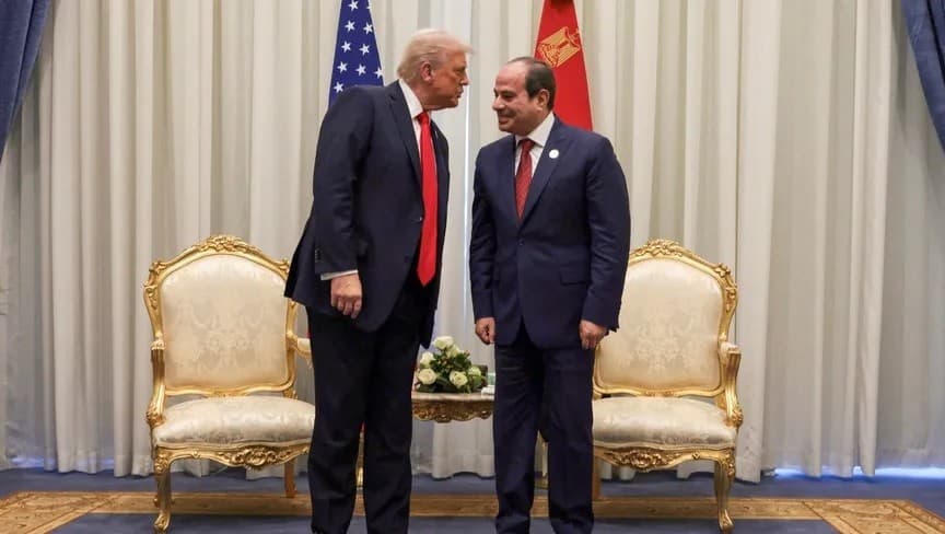 الرئيس المصري عبدالفتاح السيسي يستقبل الرئيس الأميركي دونالد ترامب في قمة قادة العالم لإنهاء حرب غزة بمؤتمر شرم الشيخ في مصر. 13 أكتوبر 2025 - REUTERS