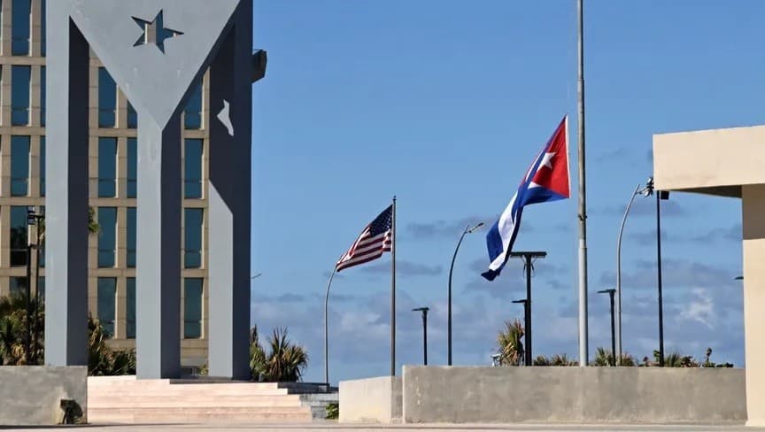 تنكيس علم كوبا أمام السفارة الأمريكية في هافانا، كجزء من يومَي حداد وطني أعلنت عنه الحكومة الكوبية بعد وفاة كوبيين خلال عملية اختطاف الرئيس الفنزويلي نيكولاس مادورو على يد القوات الأمريكية. 5 يناير 2026 - Reuters