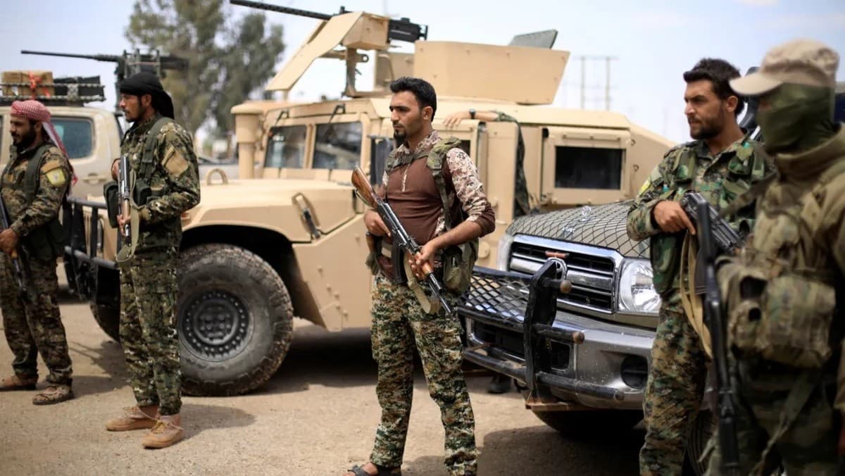 عناصر قوات سوريا الديمقراطية (قسد) في دير الزور بشمال شرقي سوريا. 1 مايو 2018 - Reuters