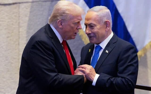 الرئيس الأمريكي دونالد ترامب (يسار) يتحدث مع رئيس الوزراء بنيامين نتنياهو في الكنيست، 13 أكتوبر 2025. ( عبر أسوشيتد برس)