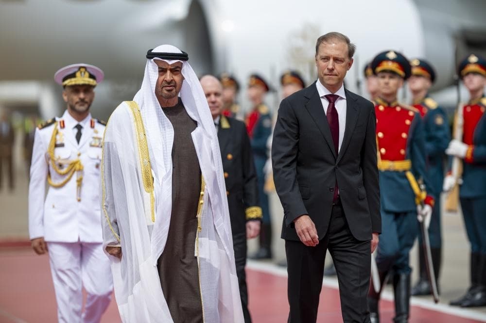 محمد بن زايد في موسكو: دبلوماسية التوازن الإماراتية في قلب التحولات الدولية