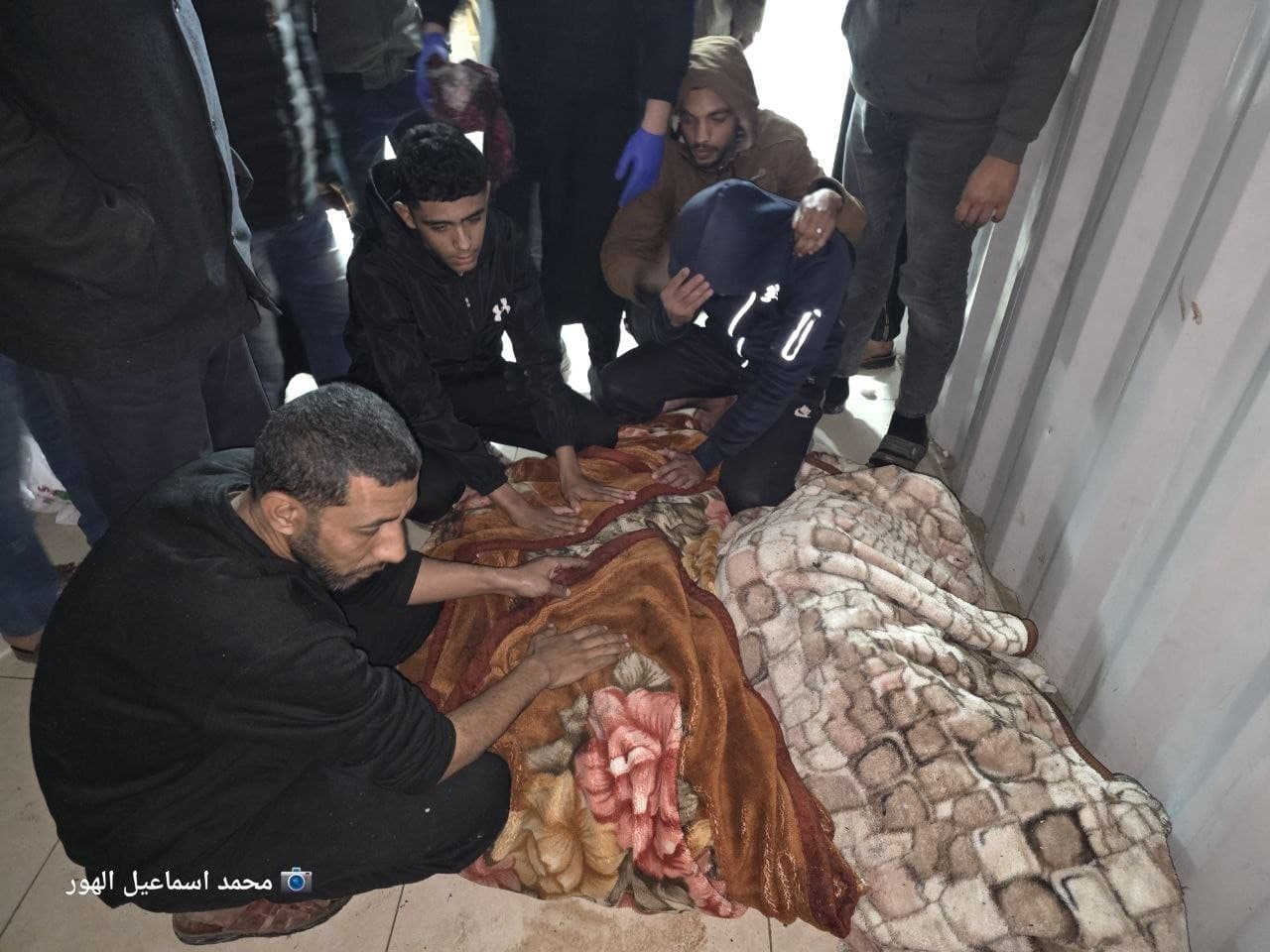 استشهد 9 مواطنين فلسطينيين مساء الخميس جراء غارتين إسرائيليتين على مدينة دير البلح