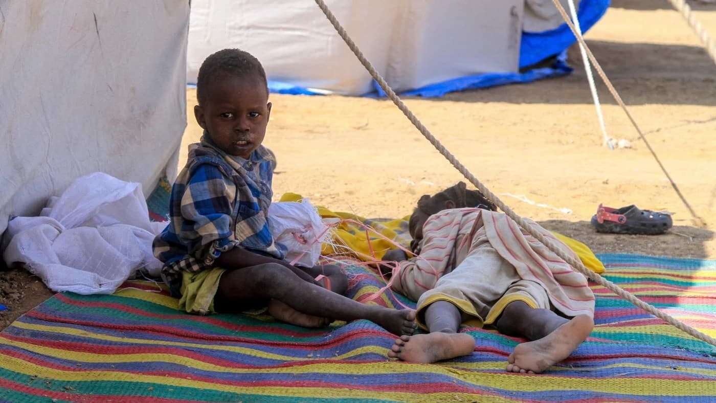 أطفال من الفاشر في مخيم للنازحين السودانيين في بلدة الضبعة الشمالية في 13 نوفمبر 2025 (وكالة فرانس برس)