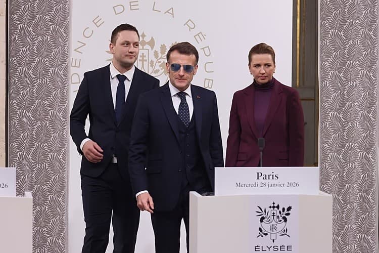 الرئيس الفرنسي إيمانويل ماكرون يلتقي برئيسة وزراء الدنمارك ميتي فريدريكسن ورئيس وزراء جرينلاند ينس فريدريك نيلسن في باريس، 28 يناير 2026 - ا ف ب