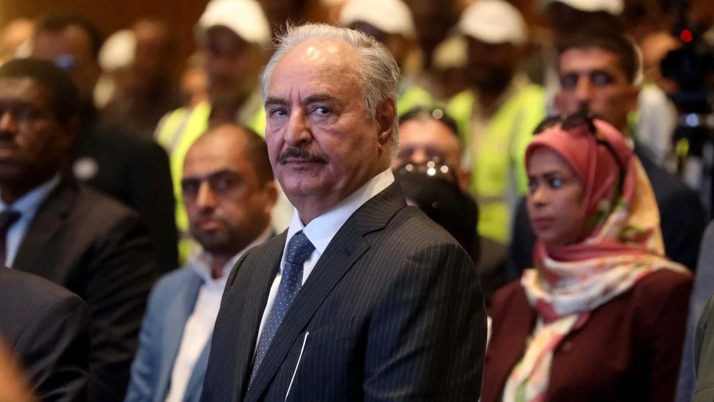 مصر والسعودية تضغطان على حفتر الليبي لوقف إمدادات الإمارات للدعم السريع في السودان: الصورة لخليفة حفتر في مؤتمر في سبها، ليبيا في 5 سبتمبر 2024 (عبد الله دوما/وكالة الصحافة الفرنسية)