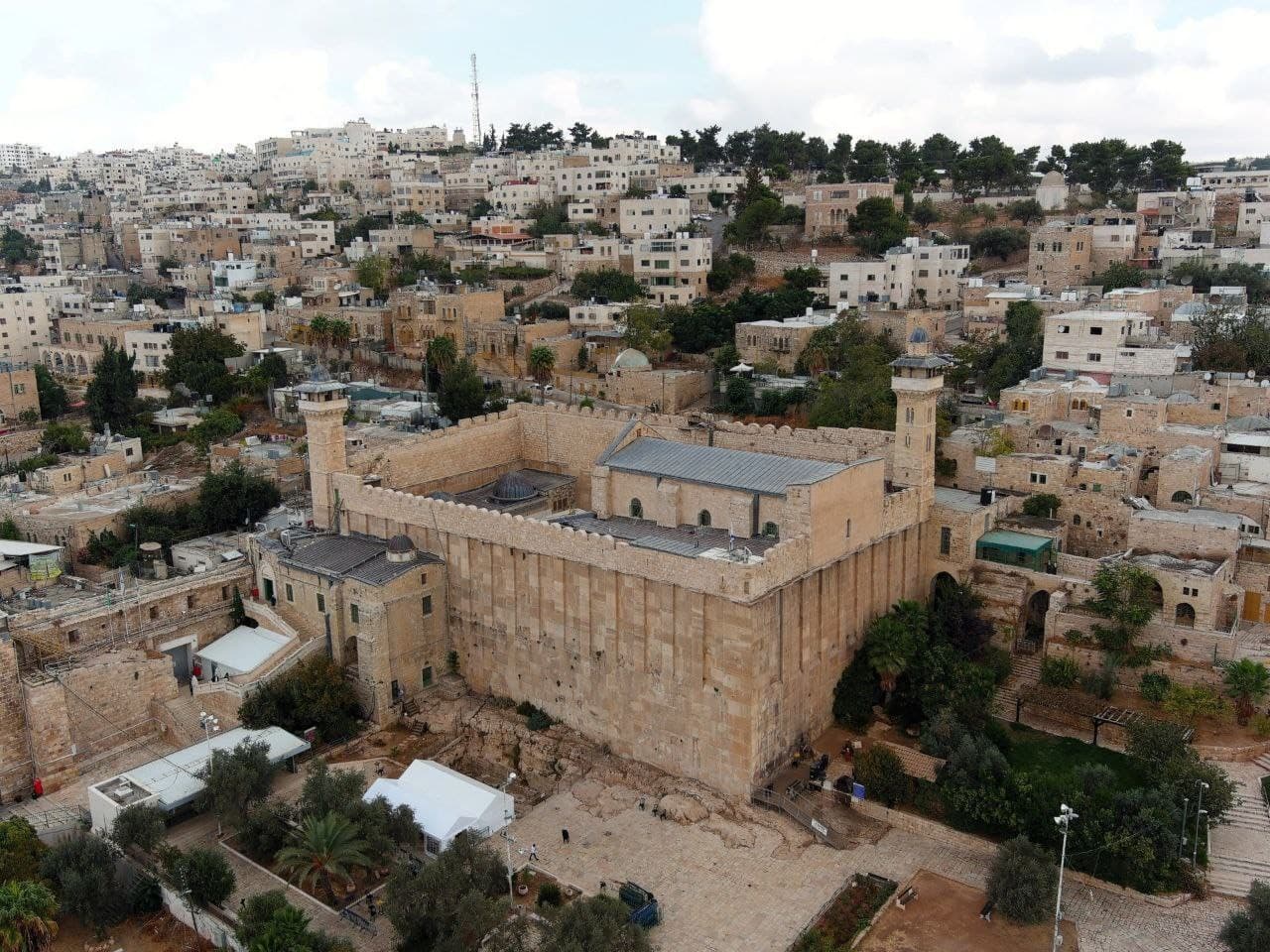 سحب صلاحيات المسجد الإبراهيمي تهويد ويهدد الهوية