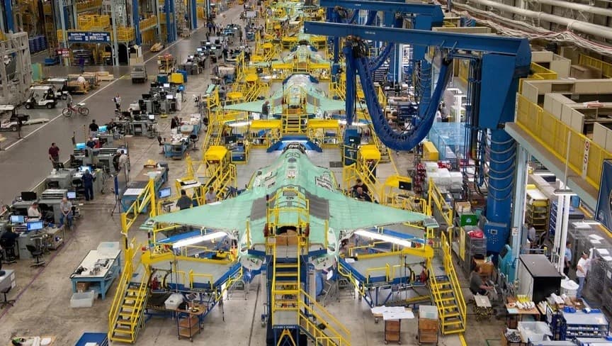 ترمب يهاجم شركات الدفاع الأمريكية: خط إنتاج مقاتلات F-35 بمصنع شركة "لوكهيد مارتن" في تكساس. 15 فبراير 2013 - Reuters