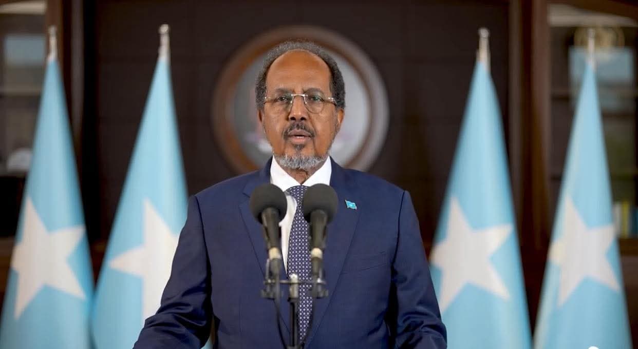 الرئيس الصومالي، حسن شيخ محمود، في خطاب وطني يعلن فيه إلغاء الحكومة الفيدرالية الصومالية جميع الاتفاقيات الموقعة مع دولة الإمارات، 13 يناير. المصدر وكالة الأنباء الوطنية الصومالية «سونا»