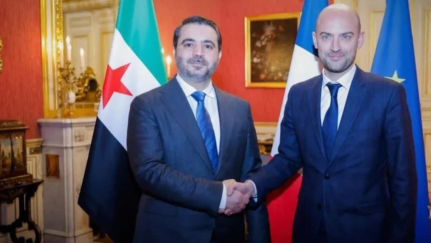 وزير الخارجية الفرنسي جان نويل بارو يصافح نظيره وزير خارجية سوريا أسعد الشيباني في باريس. 06 يناير 2026 - @Sana__gov