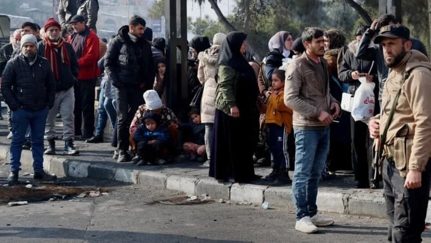العشرات من أهالي حي الأشرفية في حلب يراقبون المواجهات بين الجيش السوري وقوات سوريا الديمقراطية. 9 يناير 2026 - "سانا"
