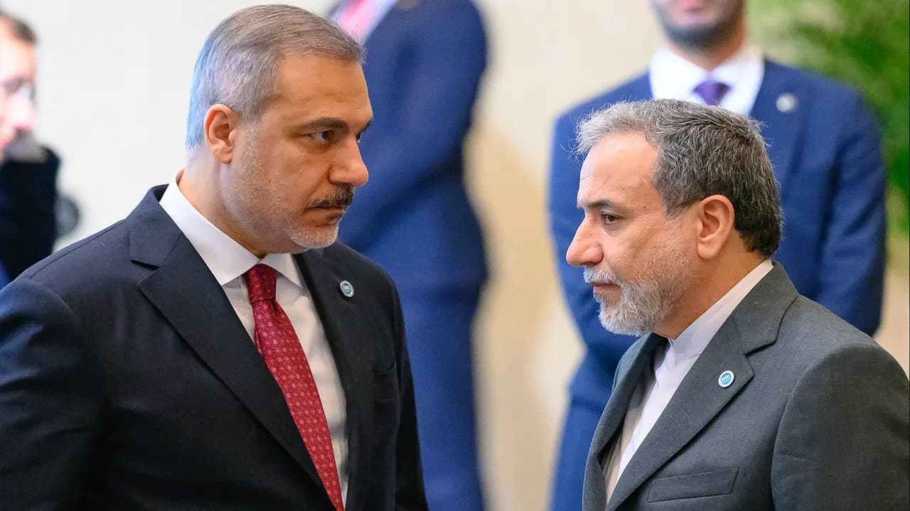 يتوجه وزير الخارجية الإيراني عباس عراقجي، إلى تركيا، الجمعة، في توقيت بالغ الحساسية
