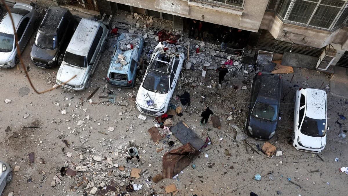 فلسطينيون يتفقدون موقع غارة إسرائيلية في مدينة غزة. 31 يناير 2026 - reuters