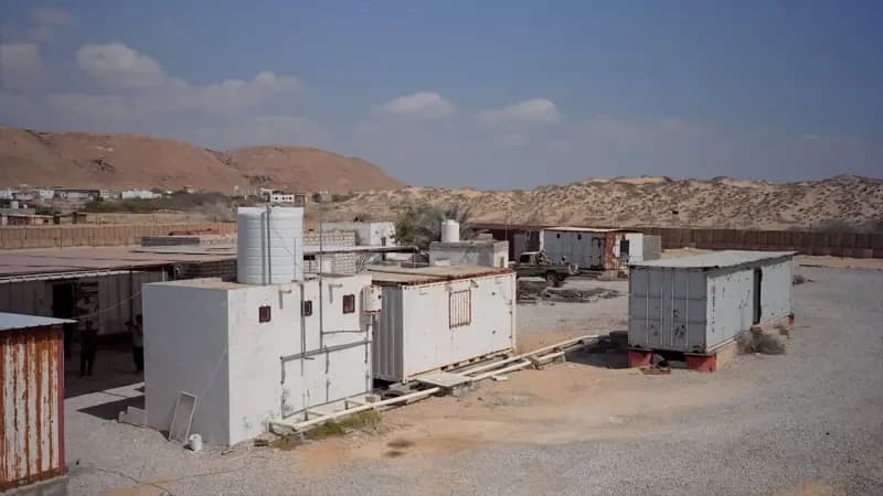 أحد مواقع السجون الإماراتية السرية في اليمن، يضم العديد من حاويات الشحن حيث قال محتجزون إن حوالي 60 رجلاً كانوا محتجزين في الحاوية الواحدة