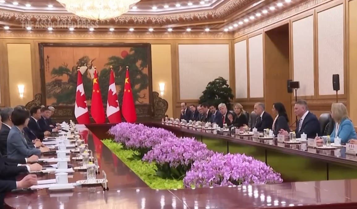 التقى الرئيس الصيني شي جين بينغ برئيس وزراء كندا مارك كارني صباح يوم الجمعة في بكين، والذي يقوم بزيارة إلى الصين تستغرق أربعة أيام تهدف إلى إصلاح العلاقات المتدهورة بين البلدين