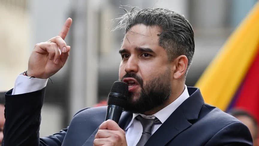 نيكولاس مادورو جيرا نجل رئيس فنزويلا نيكولاس مادورو يتحدث إلى المتظاهرين في اليوم الذي أدت فيه نائبة الرئيس ديلسي رودريجيز اليمين الدستورية في كاراكاس. فنزويلا في 5 يناير 2026 - reuters