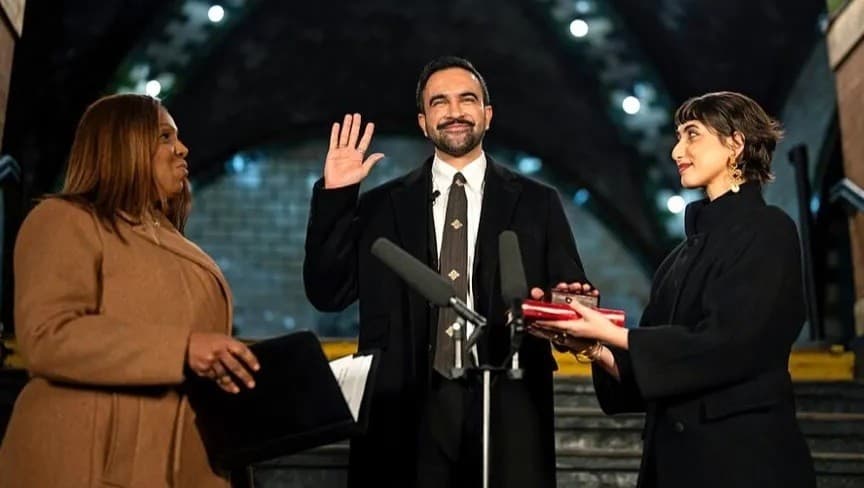 زهران ممداني إلى جانب زوجته يقسم على القرآن أثناء حفل تنصيبه. 1 يناير 2026 - yahoo.com