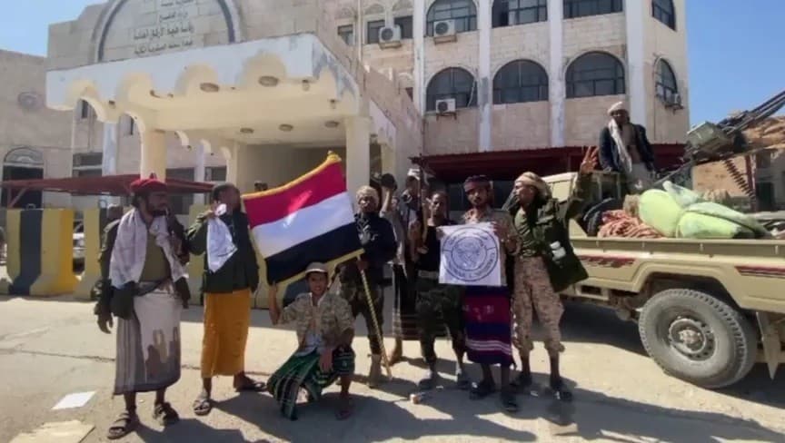 اليمن.. قوات درع الوطن تنتشر في المكلا عقب إحكام السيطرة على معسكرات حضرموت