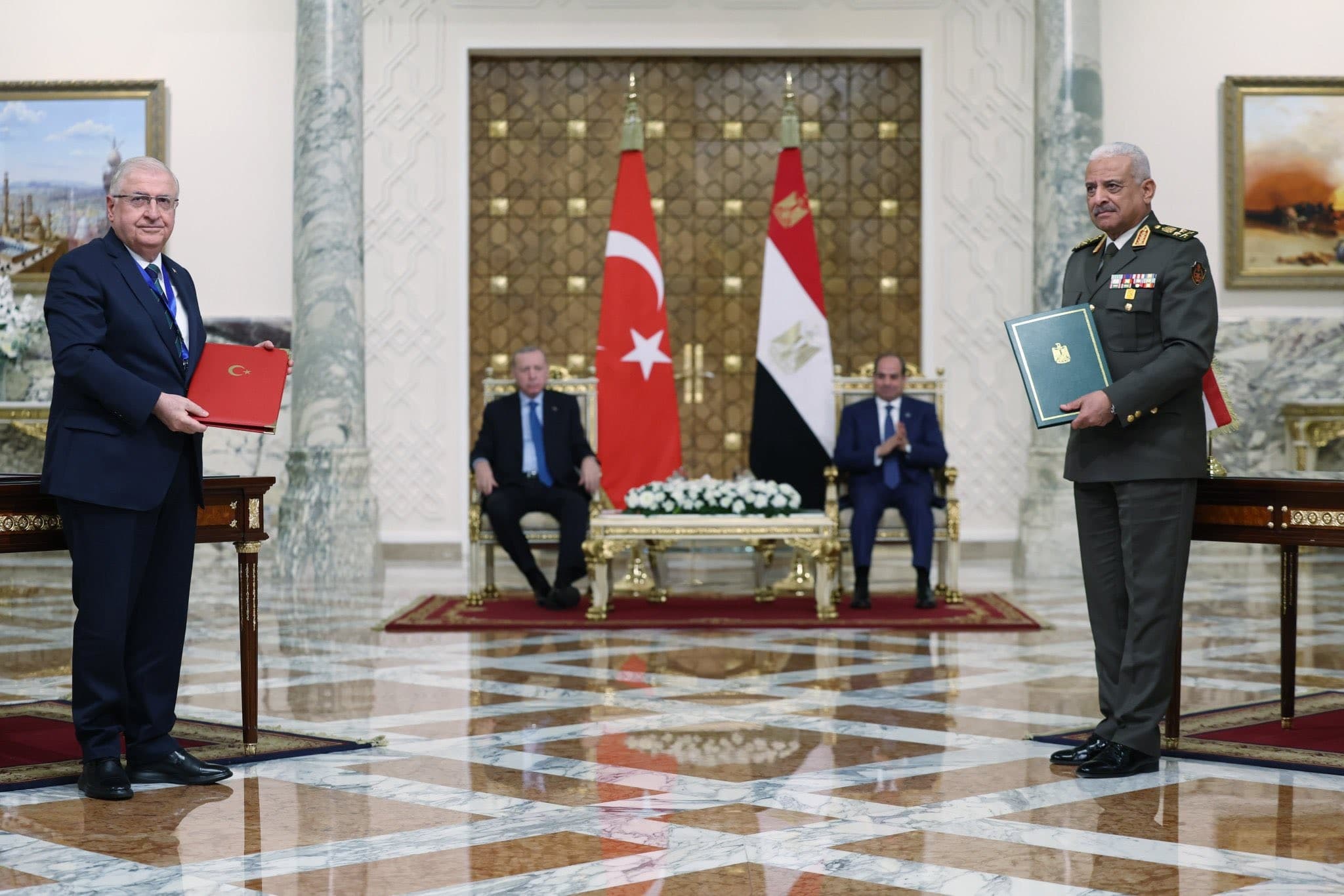وقّع وزير الدفاع التركي يشار غولر ونظيره المصري عبد المجيد صقر الأربعاء اتفاقية تعاون عسكري بحضور الرئيسين أردوغان والسيسي