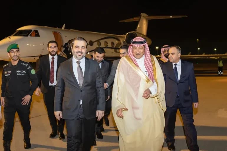 نائب وزير الخارجية السعودي (يمين) يستقبل وزير خارجية سوريا لدى وصوله إلى الرياض (واس)