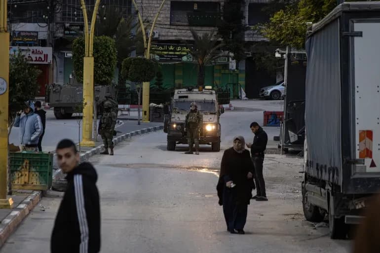 الضفة: قوات الاحتلال اعتقلت 4 فلسطينيين عقب اقتحام منازلهم في محافظة الخليل (غيتي-أرشيف)