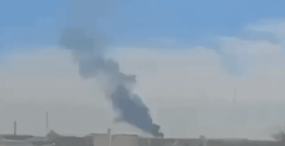 يعمل رجال الإطفاء على إخماذ الحريق