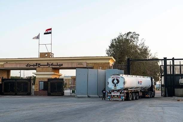 معبر رفح بين كسر الحصار وإدارة المعاناة: فتح جزئي لا يرقى إلى انفراج إنساني
