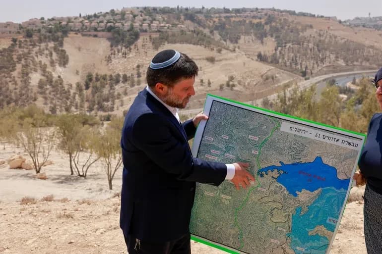 وزير المالية بتسلئيل سموتريتش يتحدث في أغسطس الماضي على مقربة من مستوطنة معاليه أدوميم عن تقطيع أوصال الضفة الغربية المحتلة ومنع قيام دولة فلسطينية (الفرنسية)