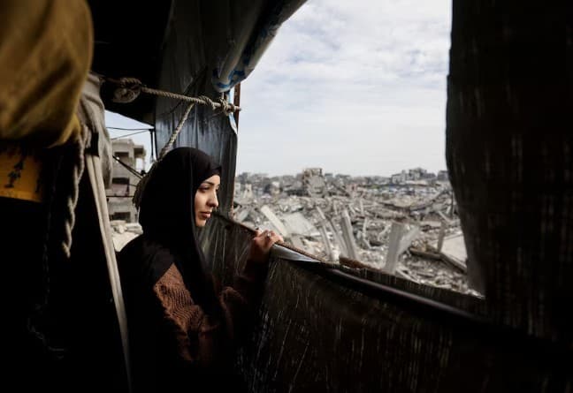 اعتدال ريان.. سيدة فلسطينية احتضنت أرض غزة رغم الدمار