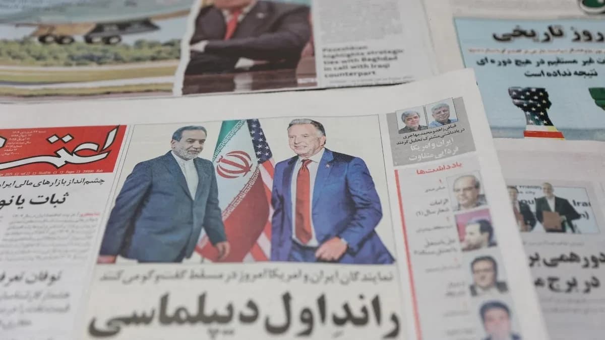 صحيفة إيرانية بغلاف يحمل صورة وزير الخارجية الإيراني عباس عراقجي والمبعوث الأميركي إلى الشرق الأوسط ستيف ويتكوف، بالعاصمة طهران. 12 أبريل 2025 - REUTERS
