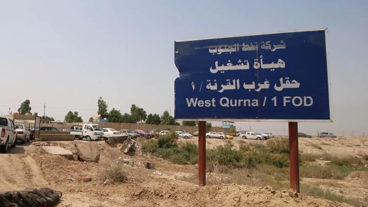 لافتة تشير إلى موقع حقل غرب القرنة 1 النفطي على مسافة 65 كيلو متر عن مدينة البصرة - "الشرق"