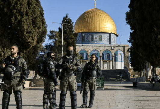 الاحتلال يعتدي على المصلين في المسجد الأقصى