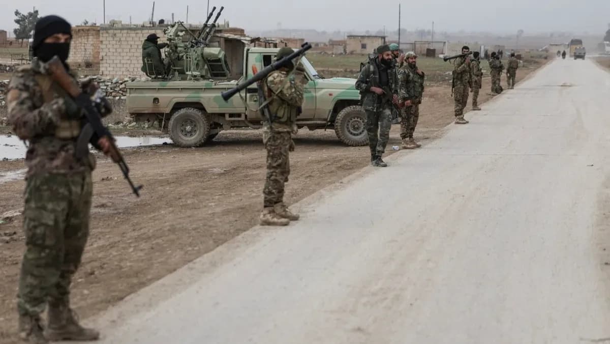سوريا: أفراد من الجيش السوري أمام نقطة تفتيش على مشارف مدينة الحسكة بشمال شرقي البلاد. 2 فبراير 2026 - Reuters