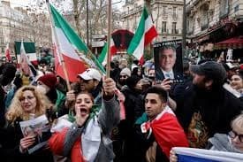 رويترز: الإيرانيون يشعلون برلين غضبا احتفالا بالثورة الإيرانية